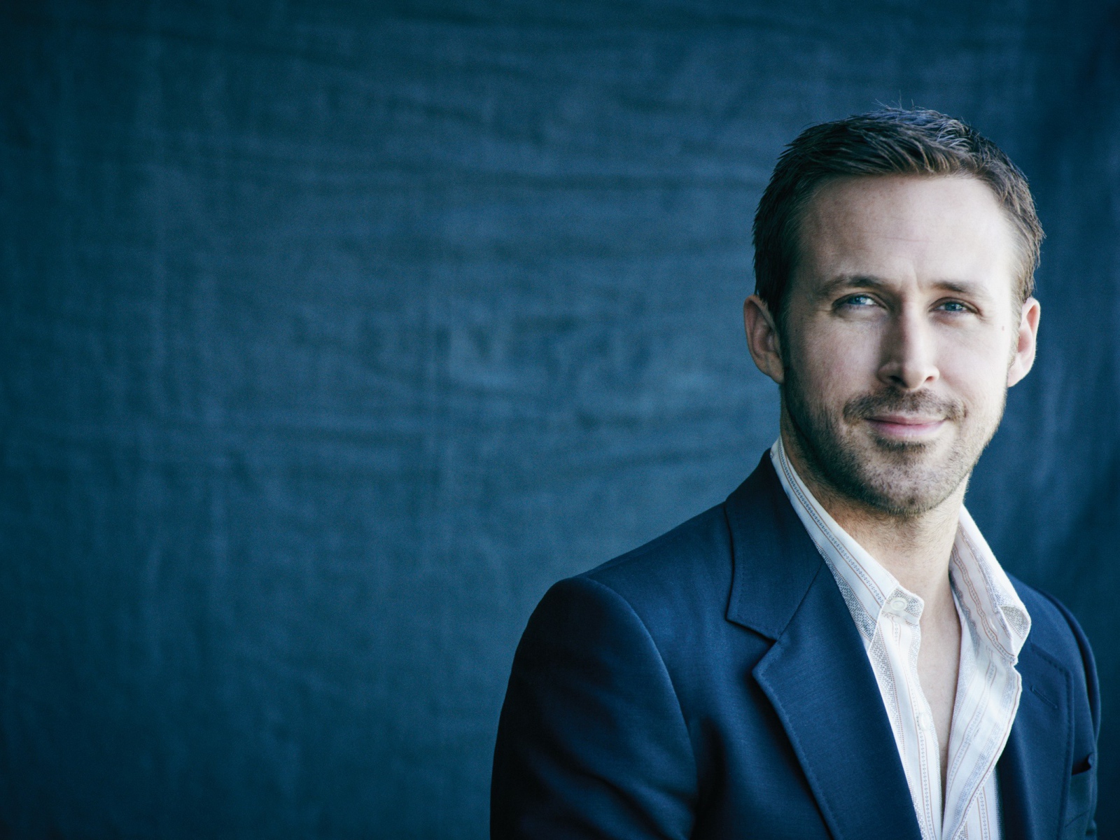 Стильный актер Райан Гослинг в костюме 