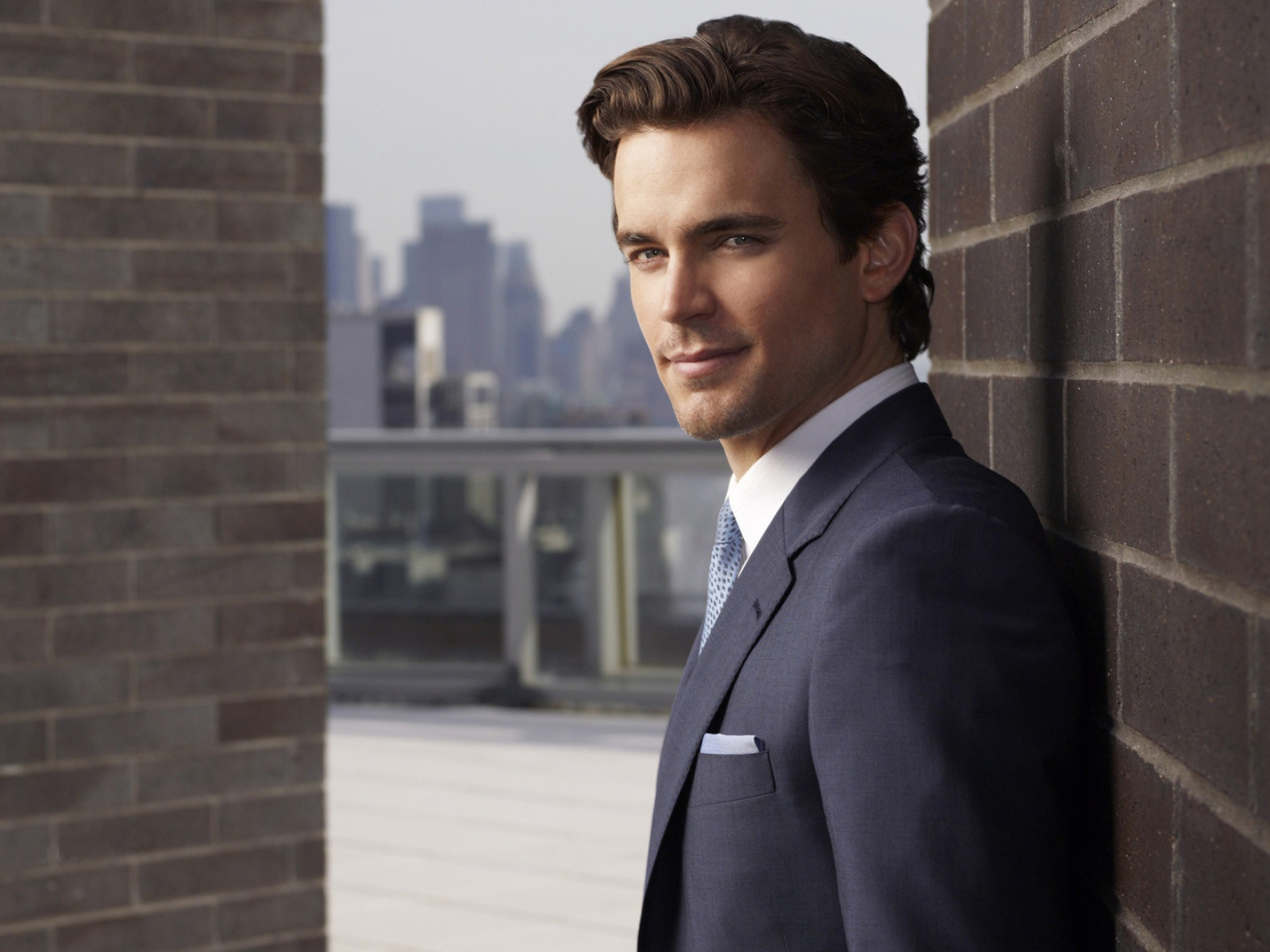 Стильный голубоглазый актер Мэтт Бомер 