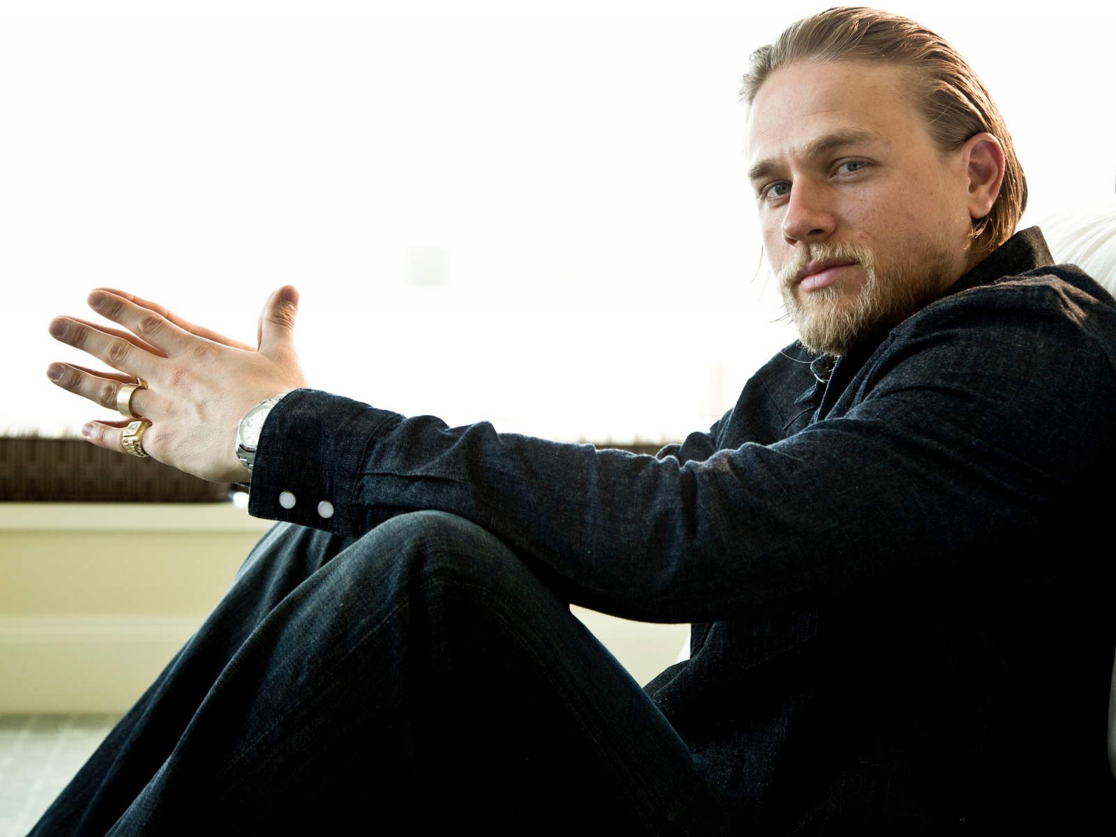 Популярный молодой актер Чарли Ханнэм