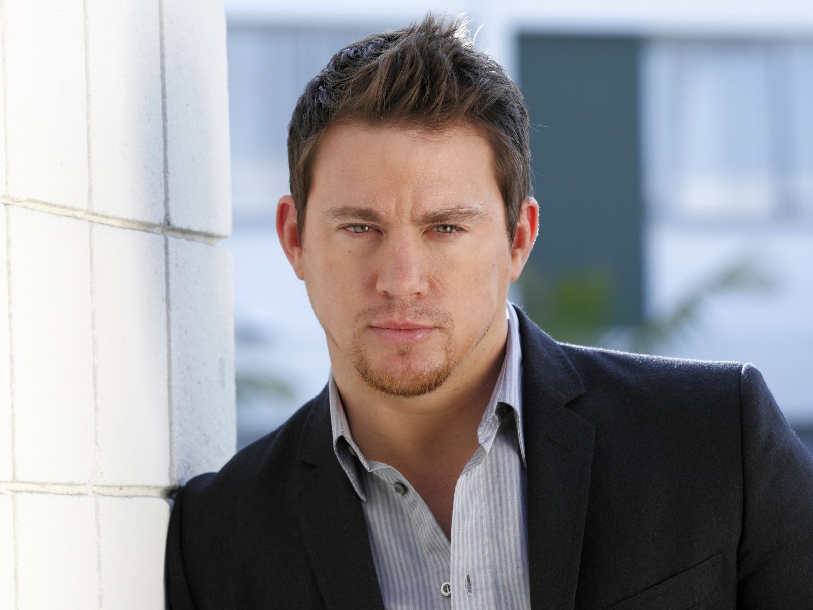 Молодой актер Ченнинг Татум в костюме 