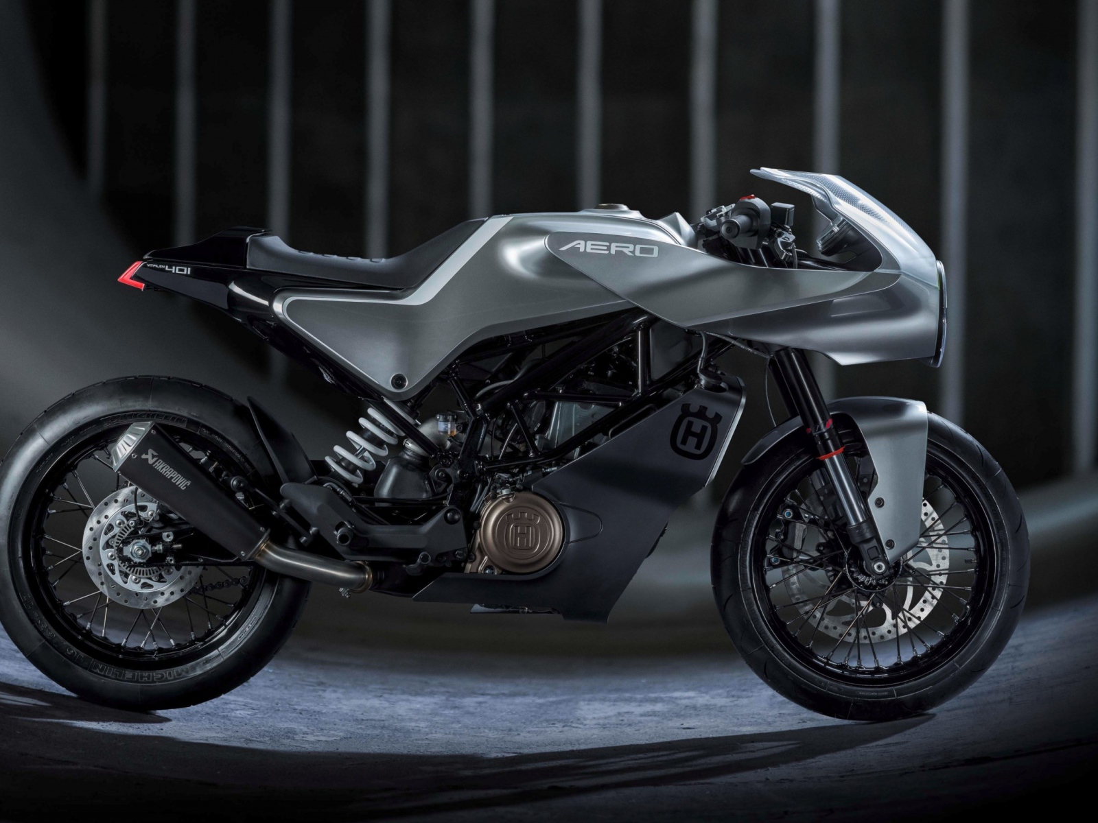 Черный мотоцикл Husqvarna Vitpilen 401 вид сбоку