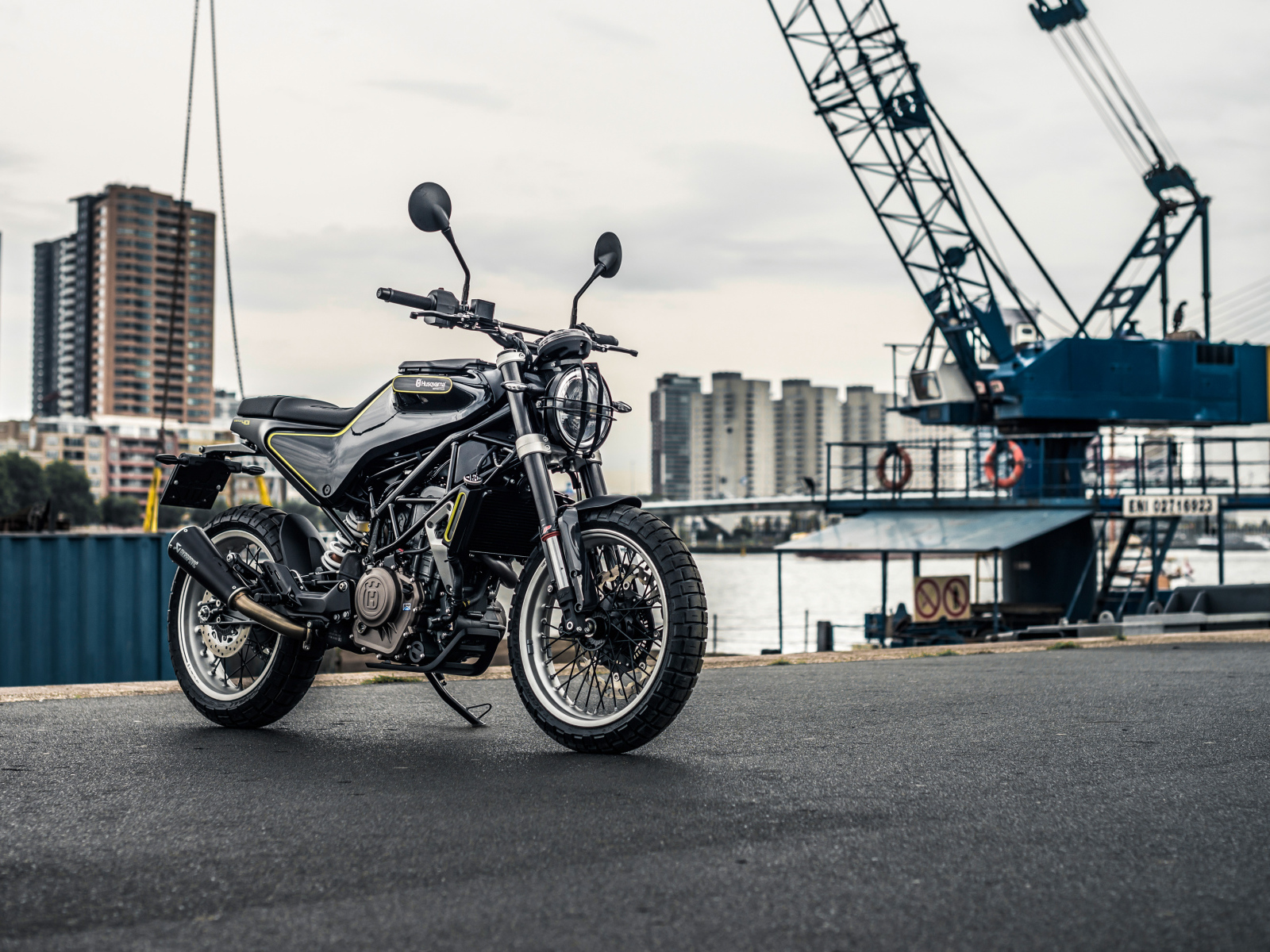 Черный стильный мотоцикл Husqvarna Svartpilen 401, 2018