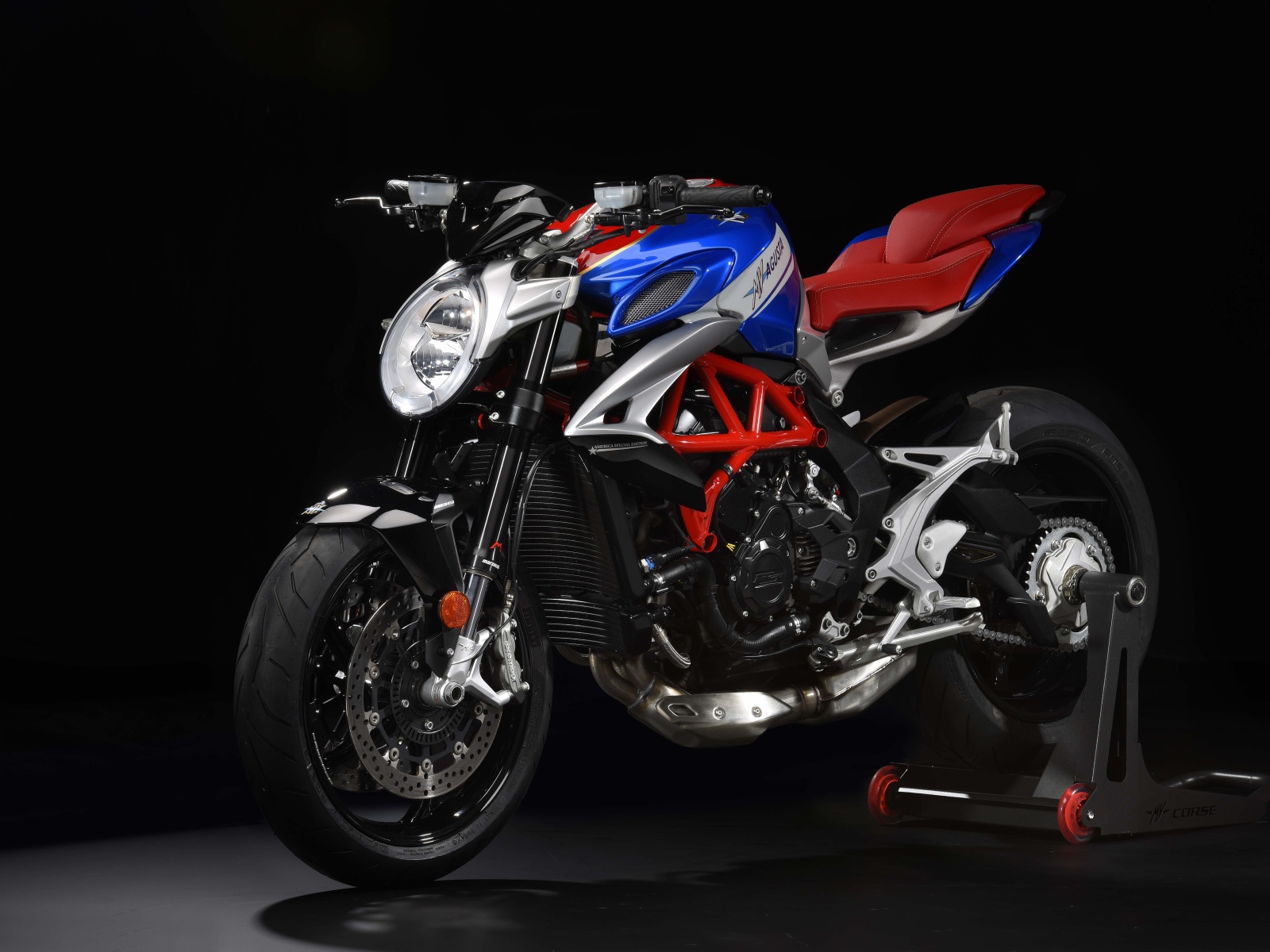 Мотоцикл MV Agusta Brutale 800 America на черном фоне