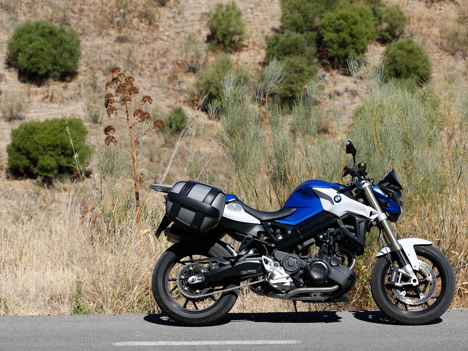 Мотоцикл BMW F800R стоит на асфальте