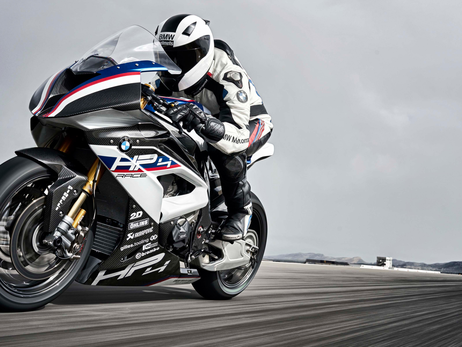 Мотоциклист на быстром мотоцикле BMW HP4 Race