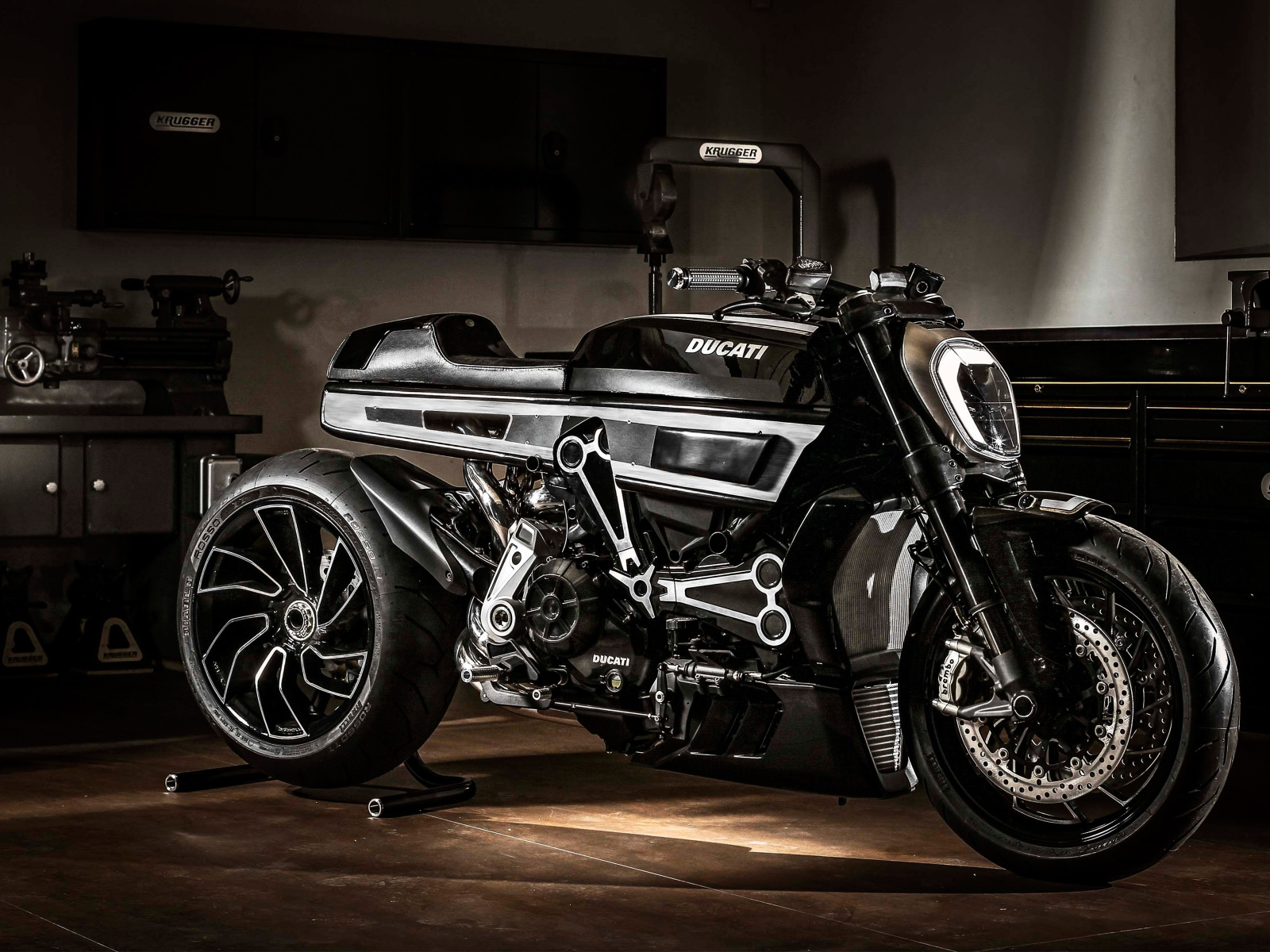 Большой черный мотоцикл  Ducati