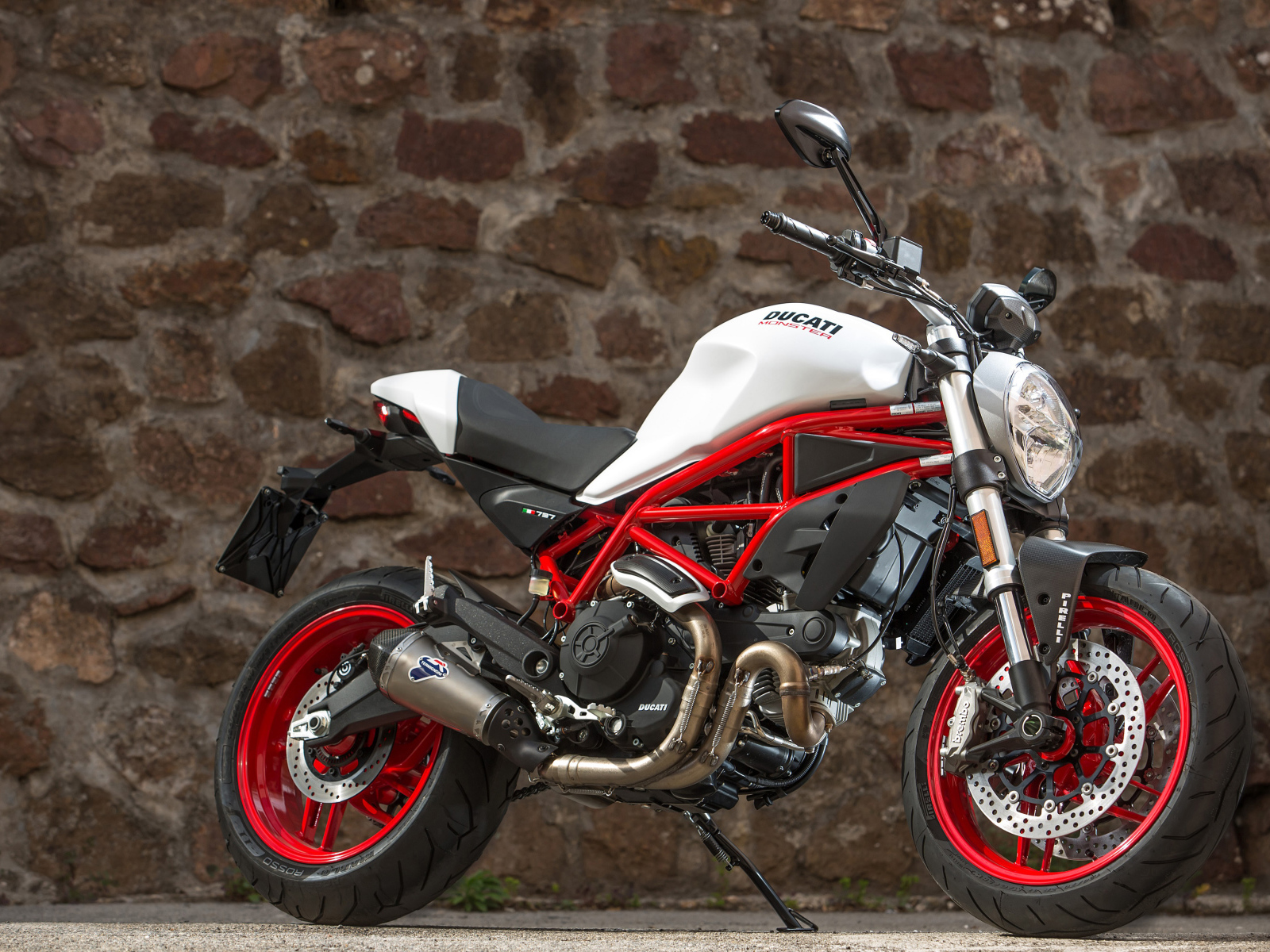 Мотоцикл Ducati  Monster 797, 2017 у каменной стены