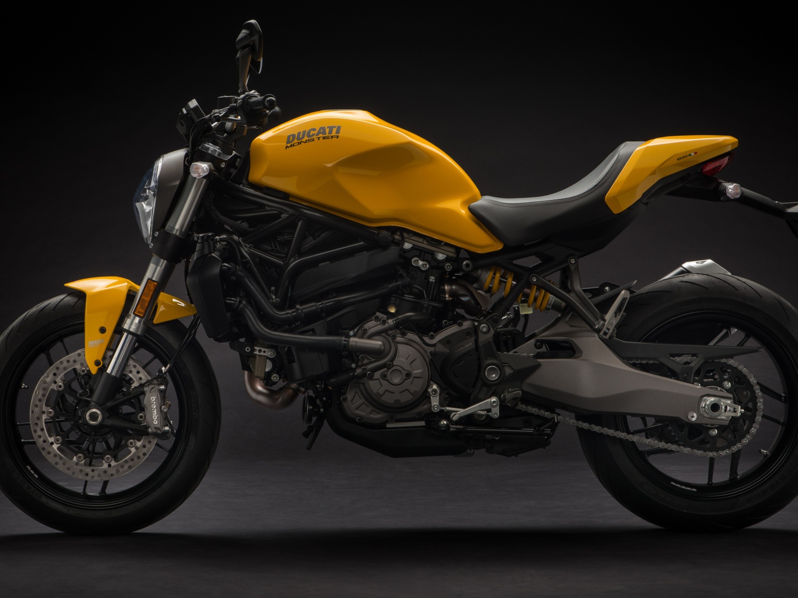 Мотоцикл Ducati Monster 821, 2018 на черном фоне