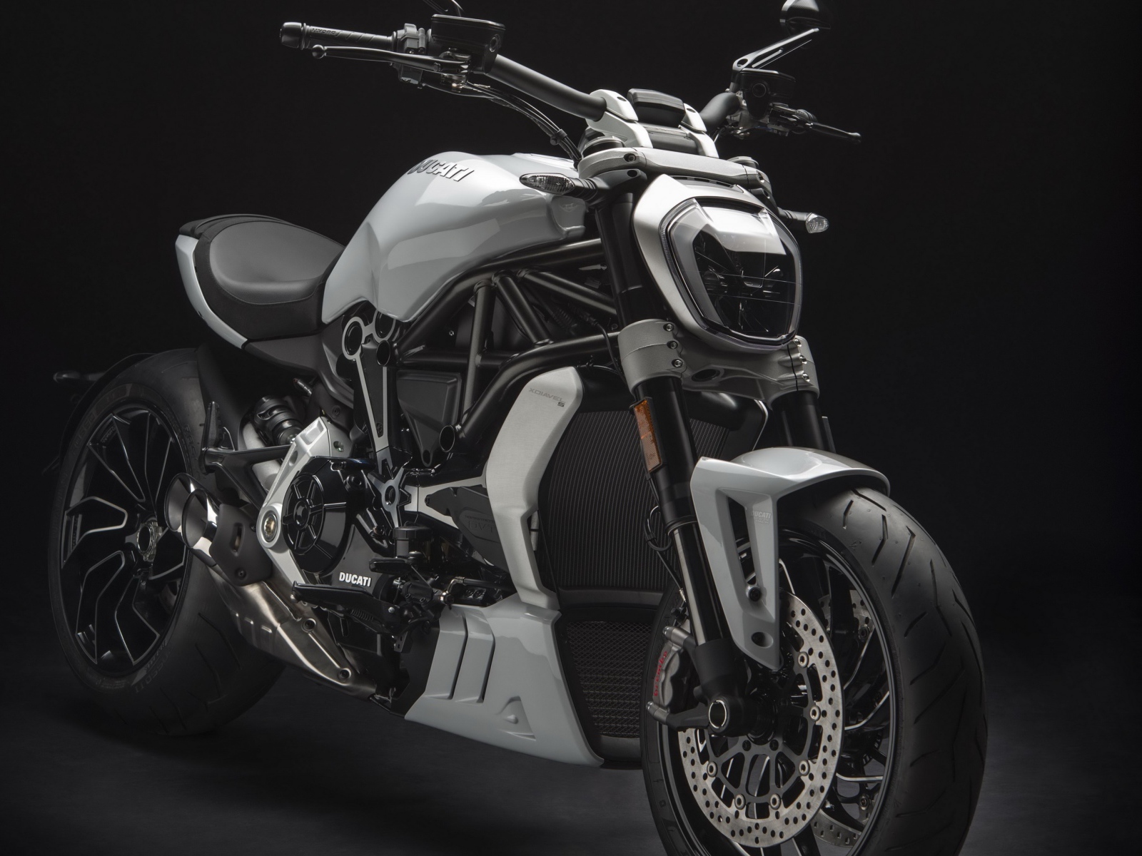 Мотоцикл Ducati XDiavel S, 2018 на черном фоне