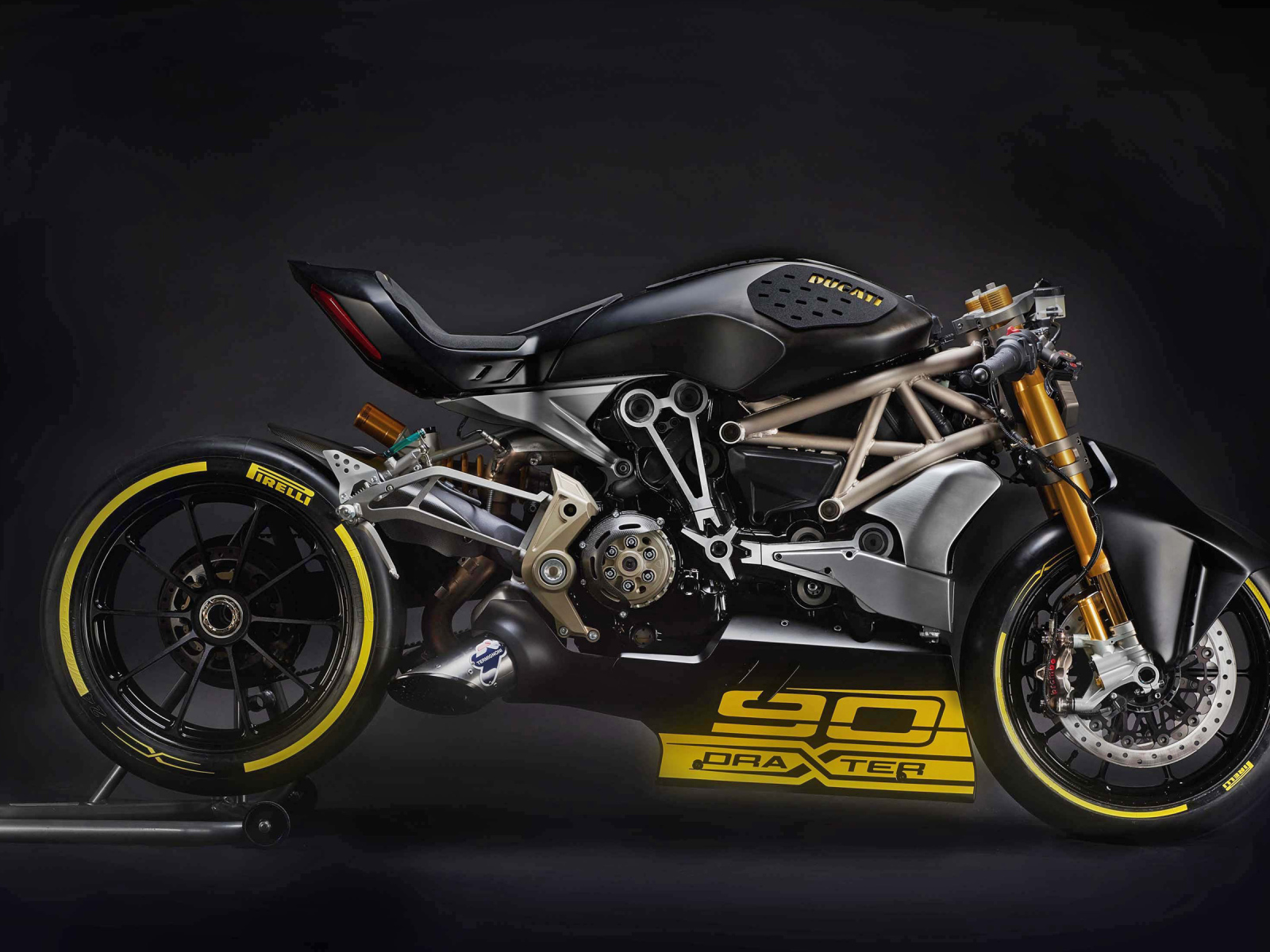 Мотоцикл Ducati draXter XDiavel на черном фоне