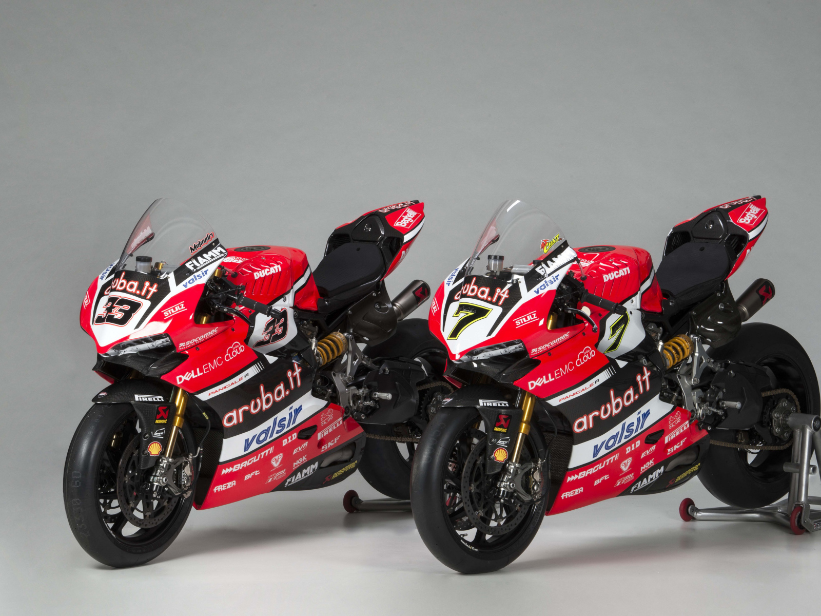 Два мотоцикла Ducati  Panigale R Superbike, 2017 на сером фоне