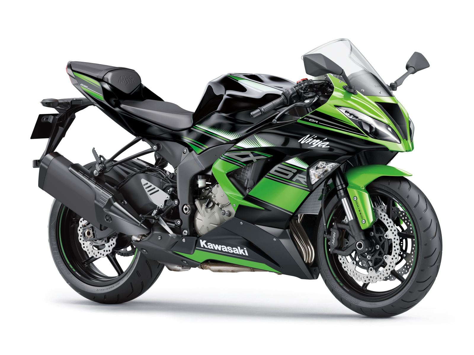 Мотоцикл Kawasaki Ninja ZX-6R на белом фоне