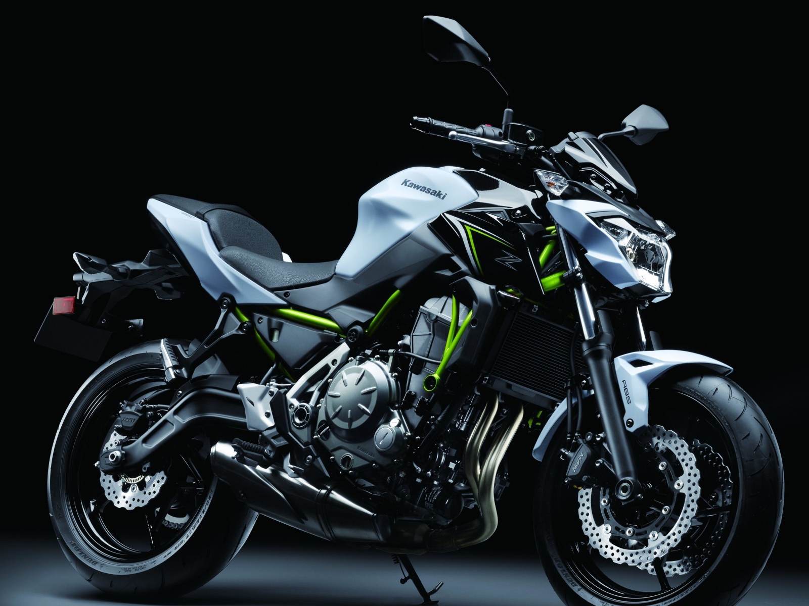 Мотоцикл Kawasaki Z650, 2017 на черном фоне
