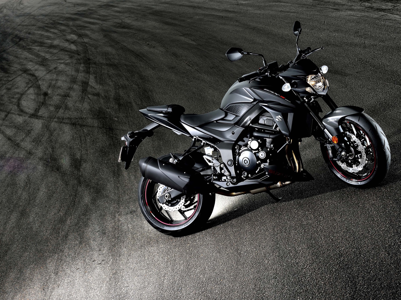 Красивый мотоцикл Suzuki GSX-S750, 2018 на асфальте