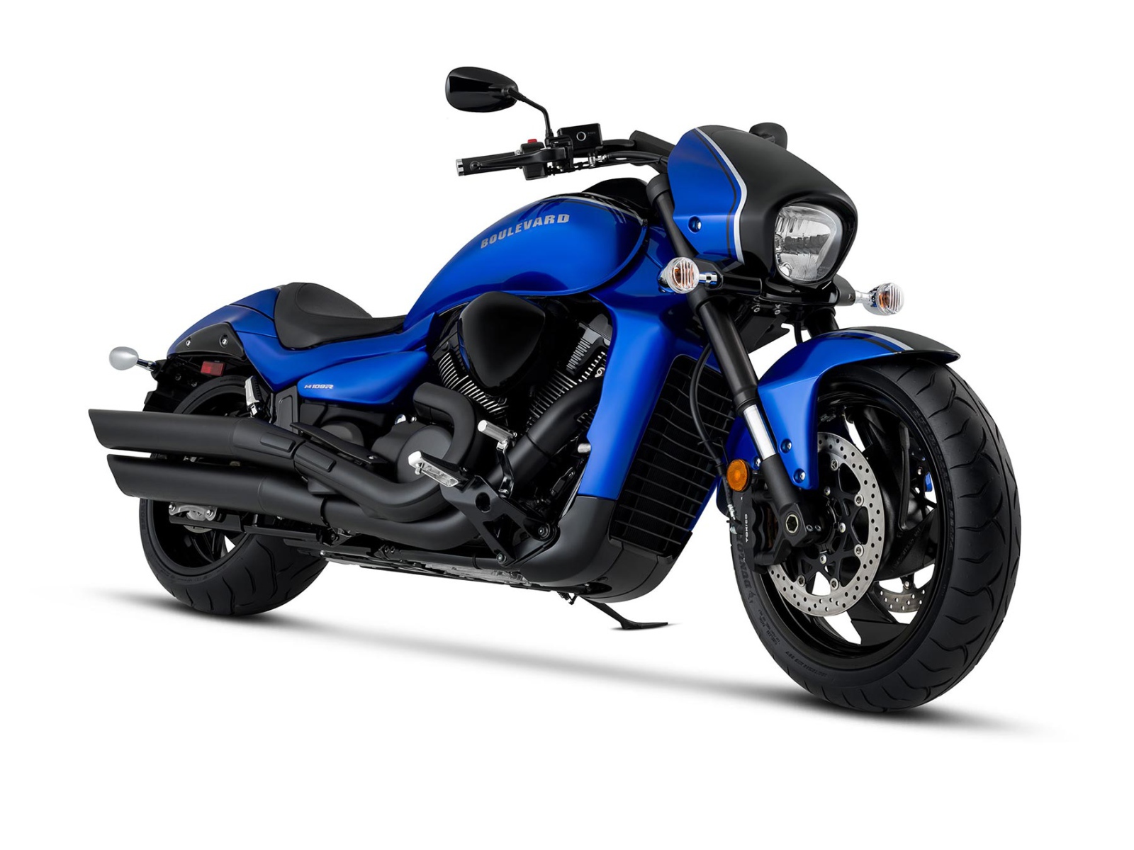 Синий мотоцикл Suzuki Boulevard M109R BOSS на белом фоне 