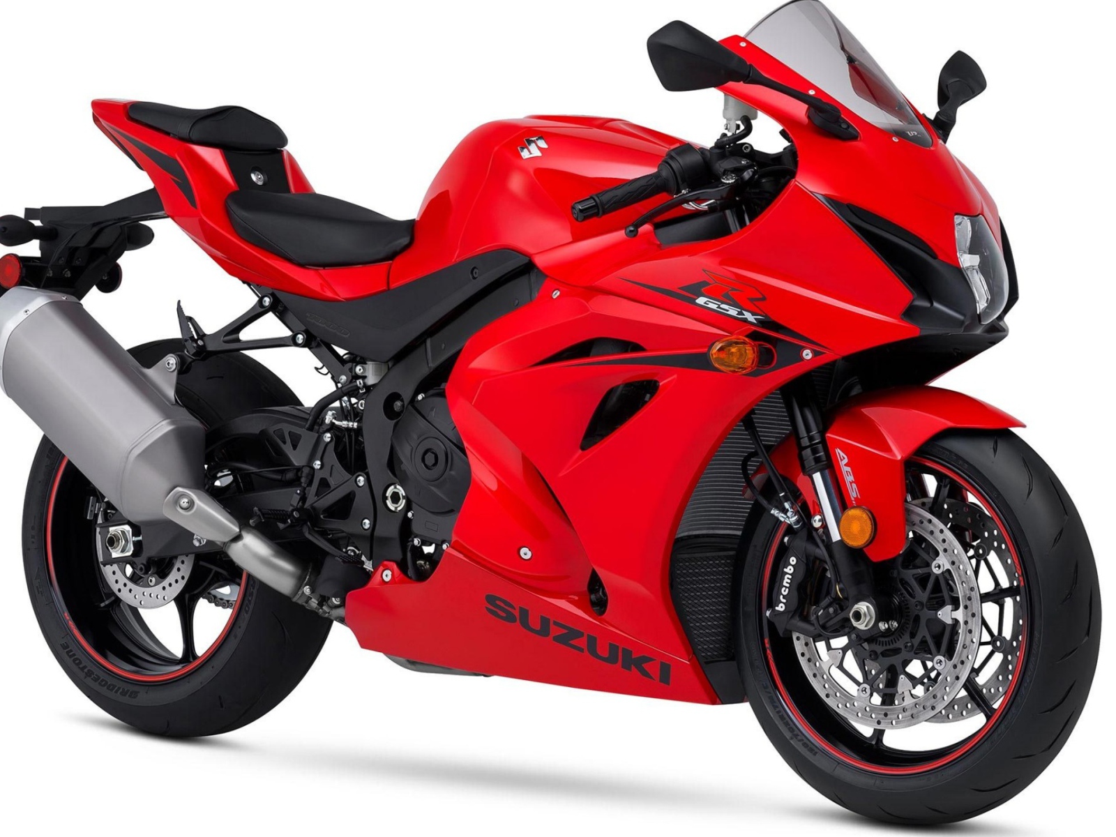 Красный мотоцикл Suzuki GSX-R1000 на белом фоне