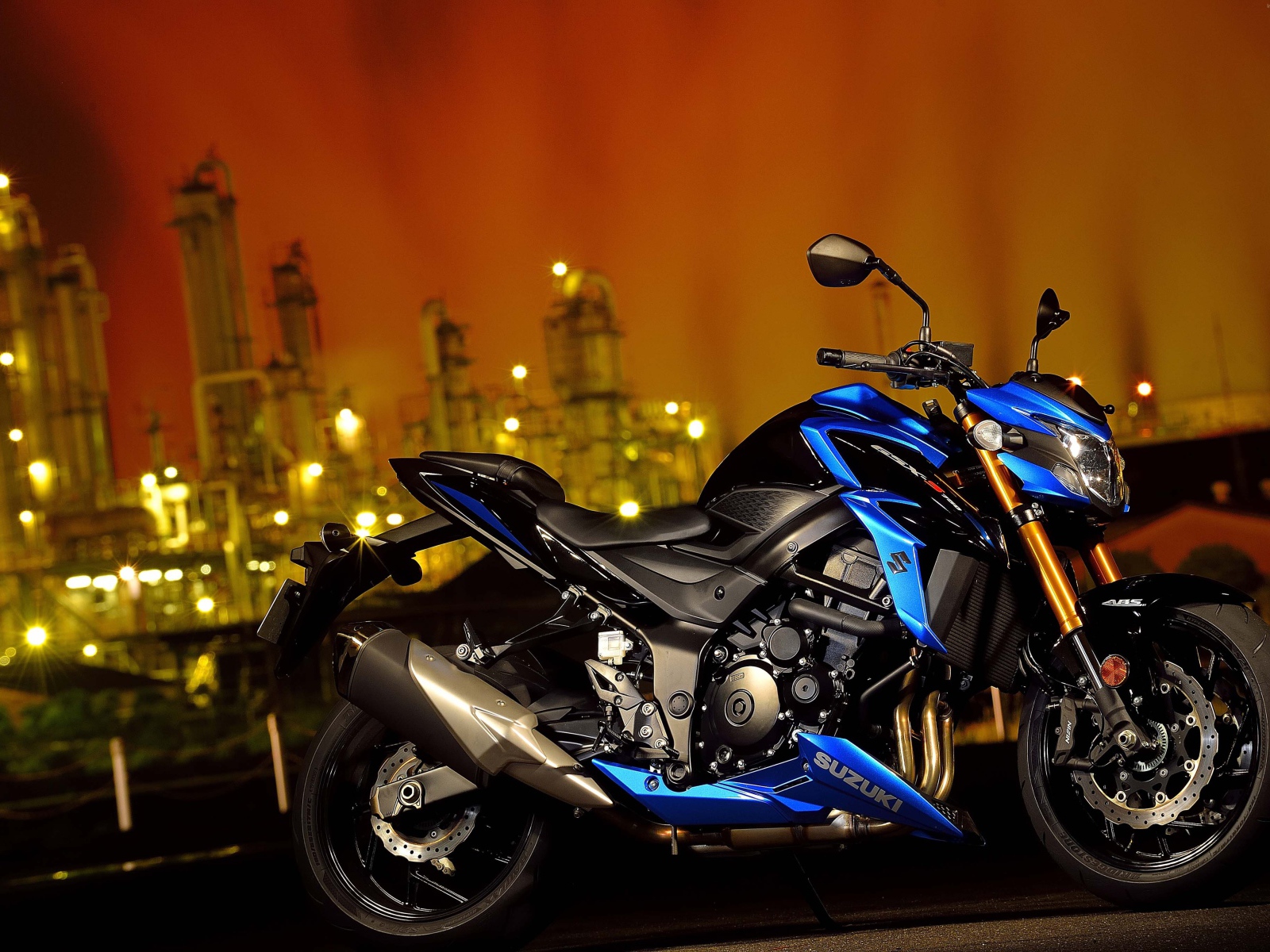 Стильный мотоцикл Suzuki GSX-S750, 2018 на фоне города