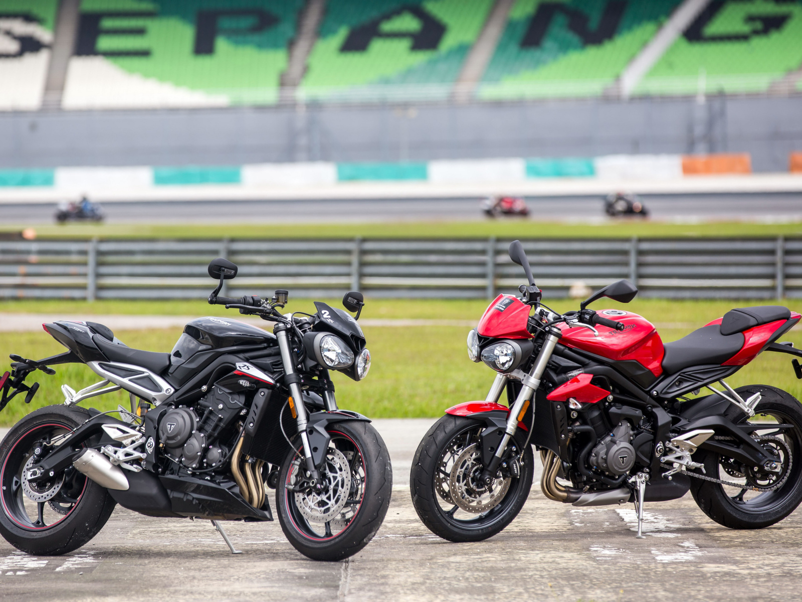 Черный и красный мотоциклы Triumph