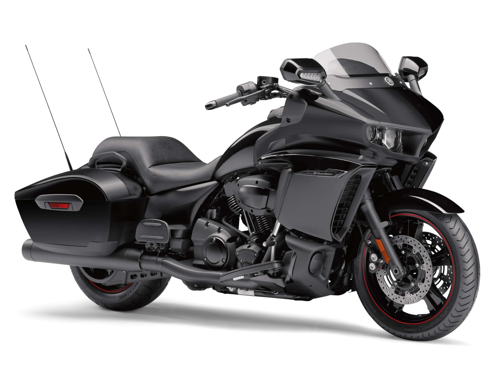Черный мотоцикл Yamaha Star Eluder, 2018 на белом фоне