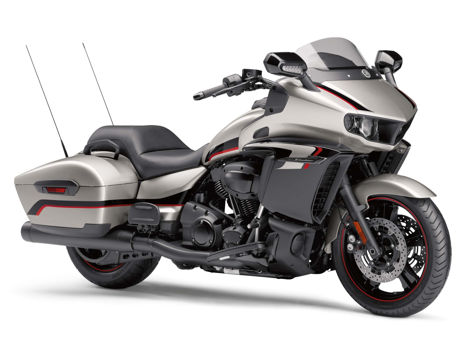 Серый мотоцикл Yamaha Star Eluder, 2018 на белом фоне