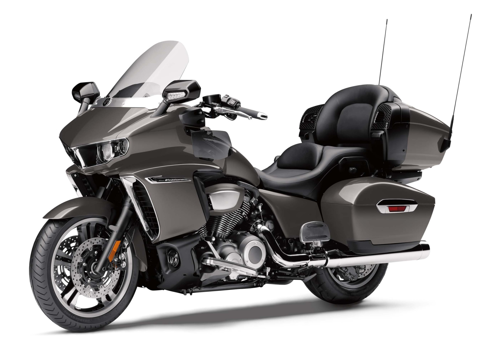Серый мотоцикл Yamaha Star Venture, 2018 на белом фоне