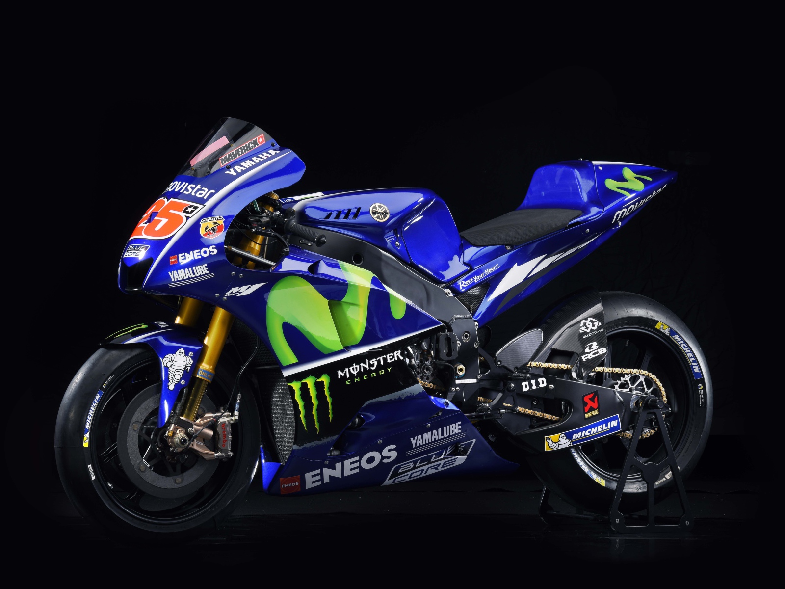 Мотоцикл  Yamaha YZR-M1 на черном фоне 