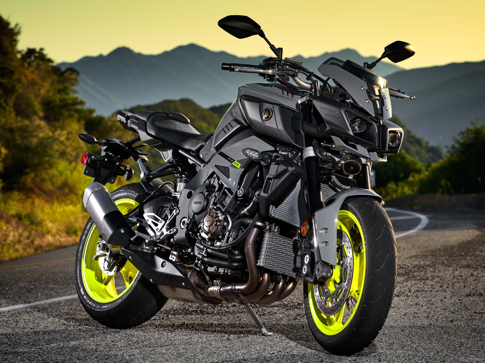 Спортивный мотоцикл  Yamaha FZ-10 на трассе 