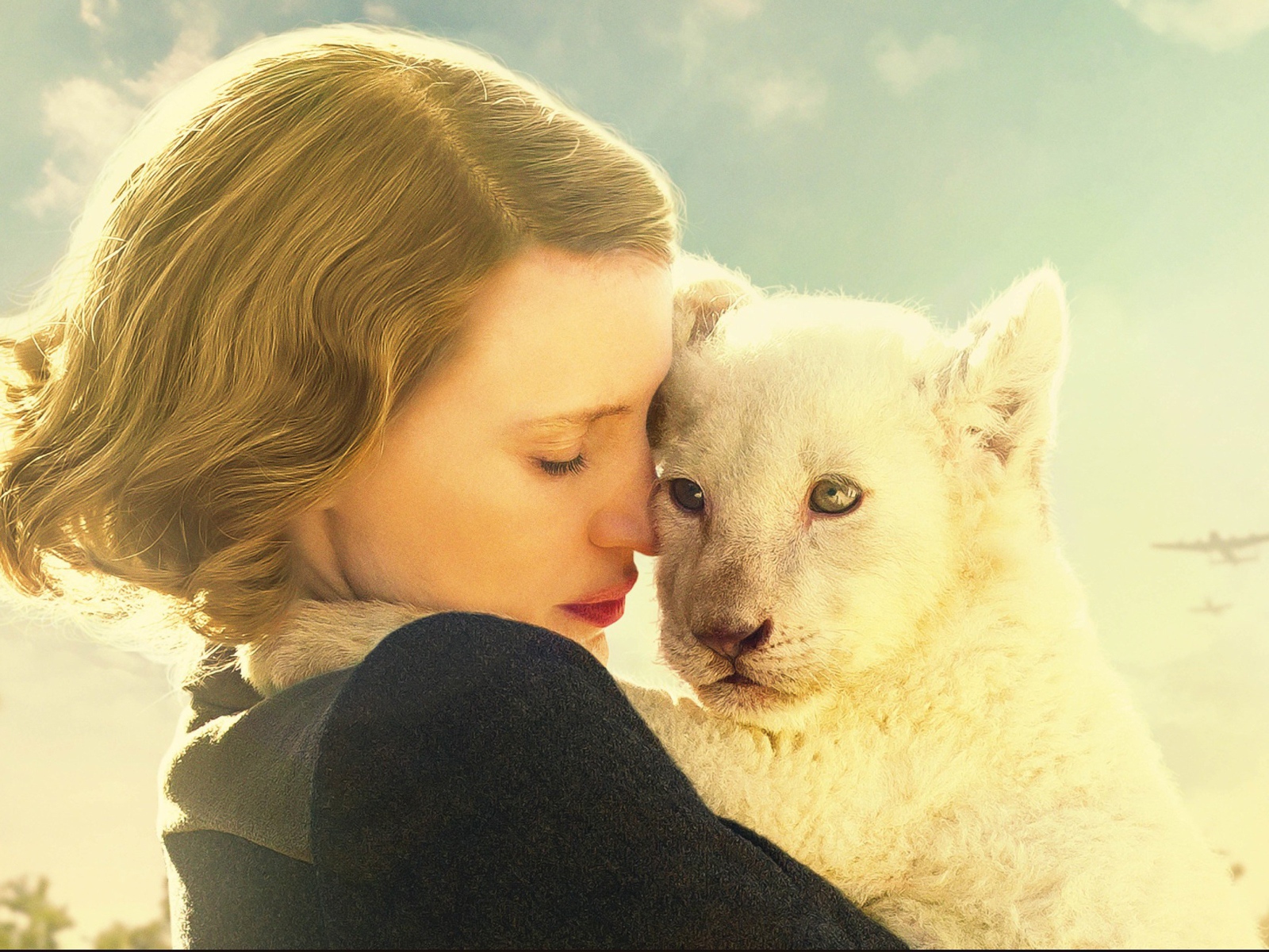 Актриса  Джессика Честейн с львенком в фильме Жена смотрителя зоопарка, 2017