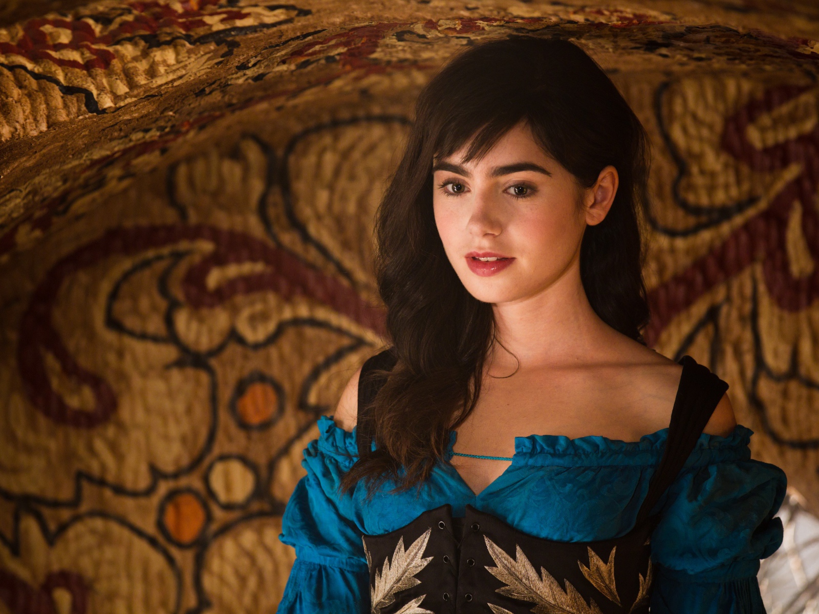 Актриса Лили Коллинз в фильме Белоснежка Месть гномов 