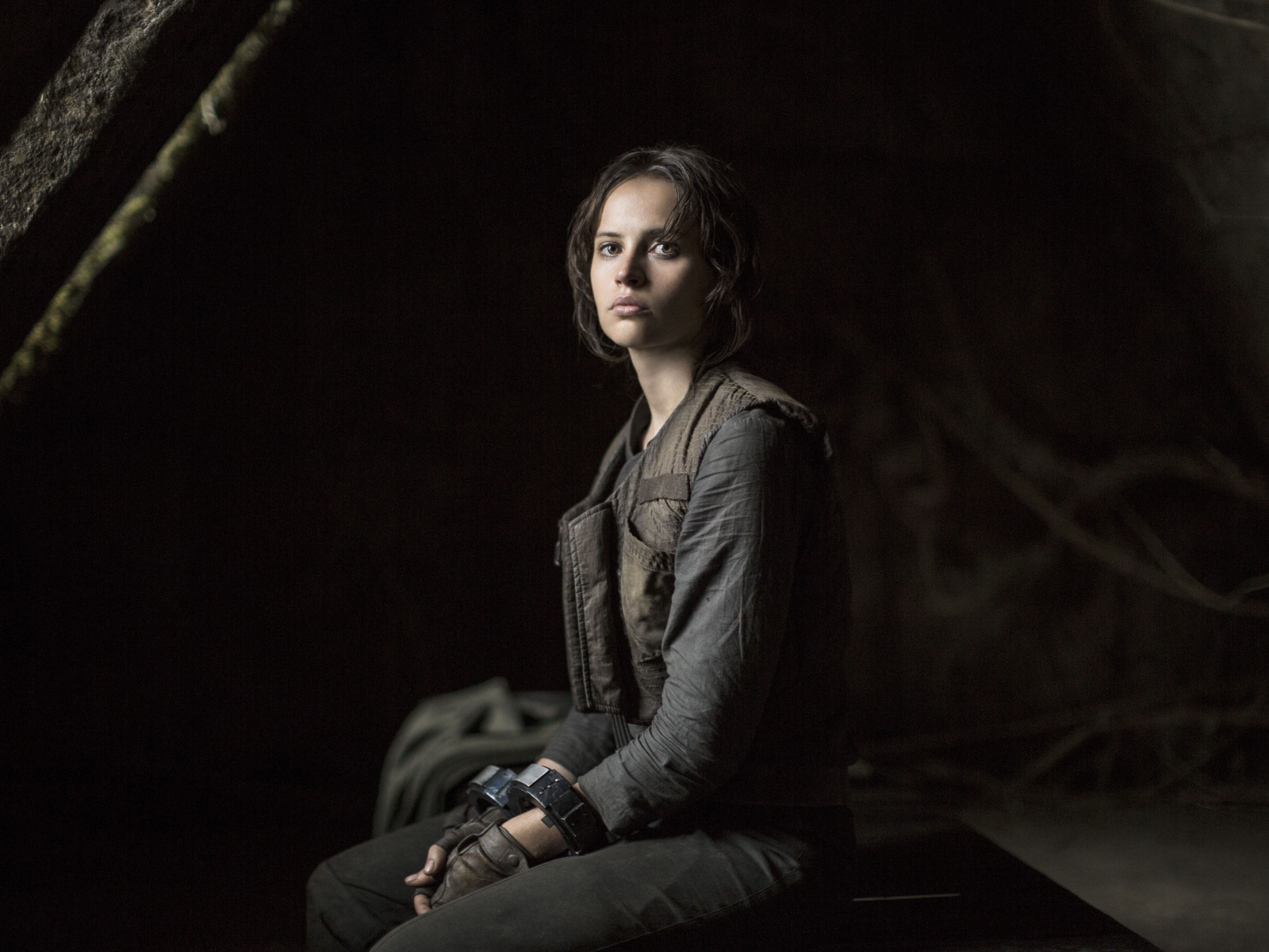 Джин Эрсо в наручниках фильм Изгой-один. Звёздные войны Истории 