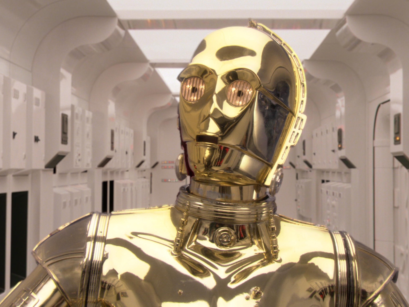 Дроид C-3PO персонаж легендарного фильма Звездные войны 