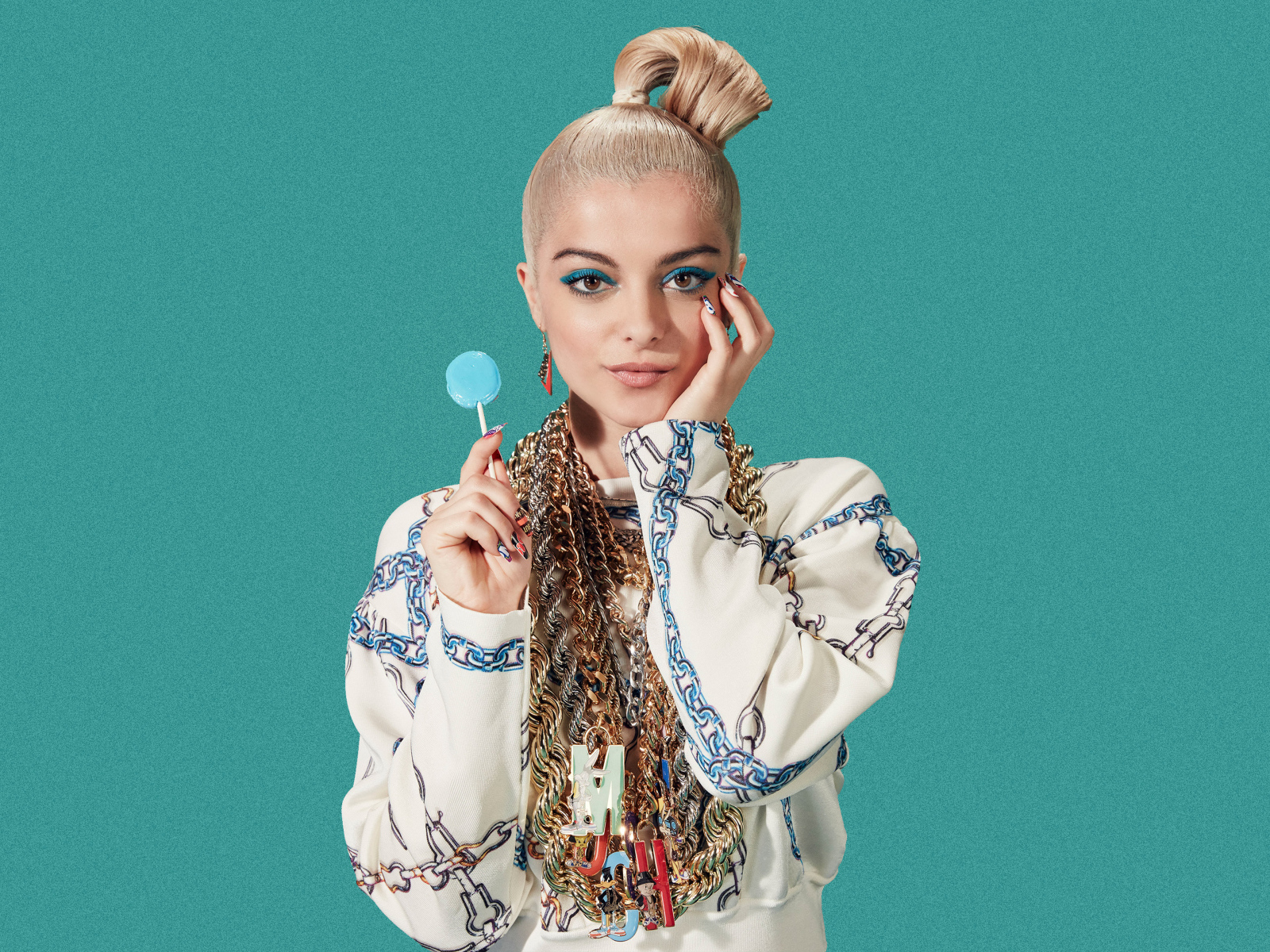 Американская певица Биби Рекса с леденцом в руках на зеленом фоне