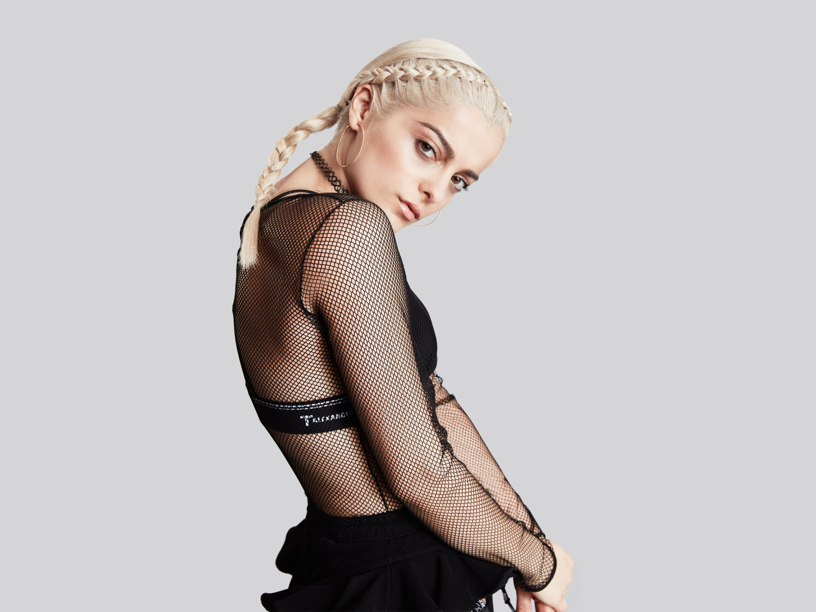 Американская певица Биби Рекса с белыми волосами 