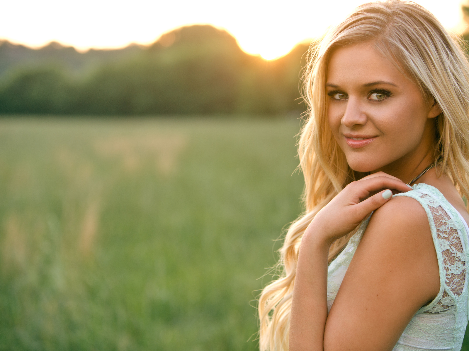 Красивая блондинка певица  Келси Баллерини 