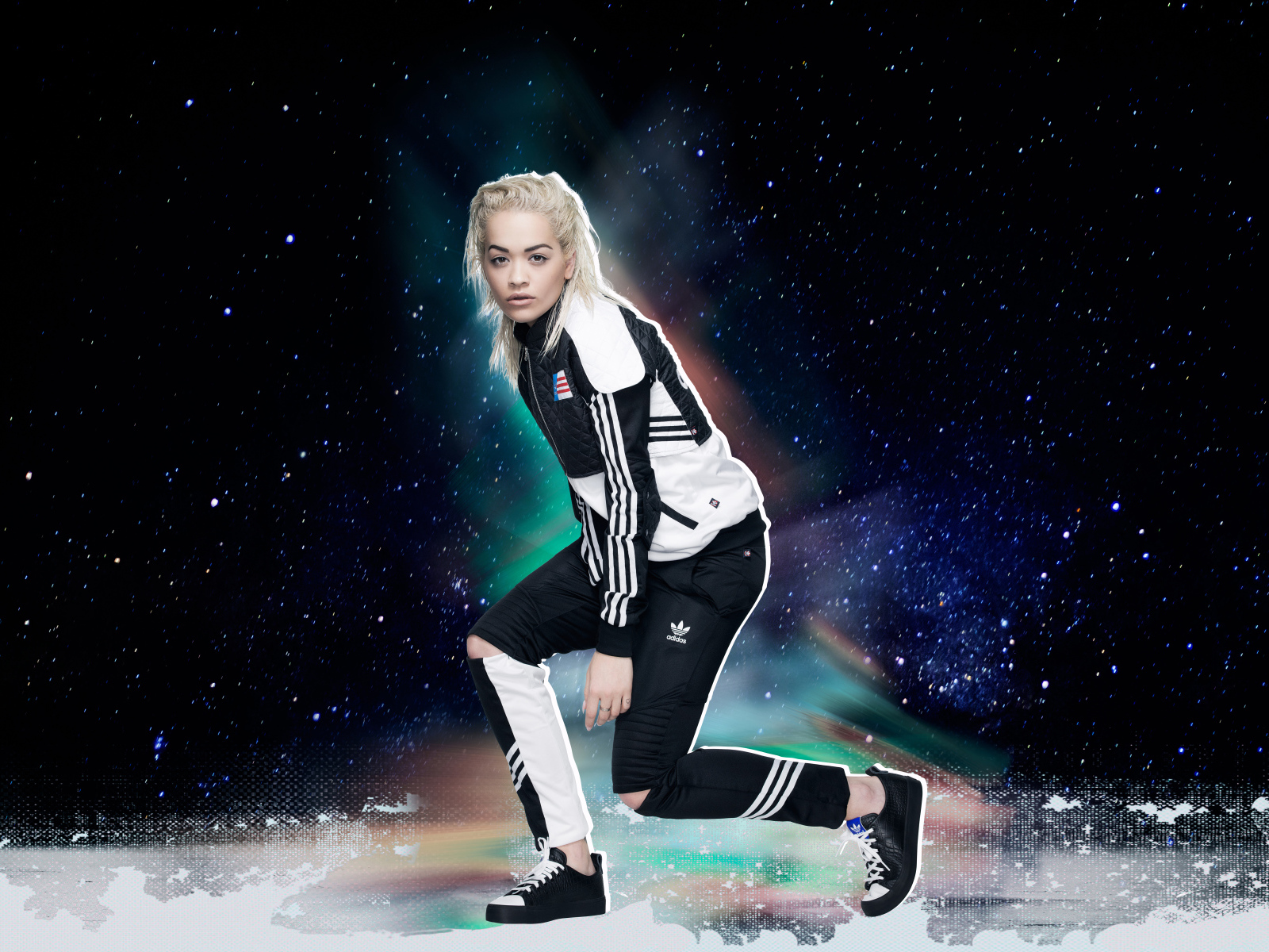 Молодая  блондинка певица Рита Ора в спортивном костюме