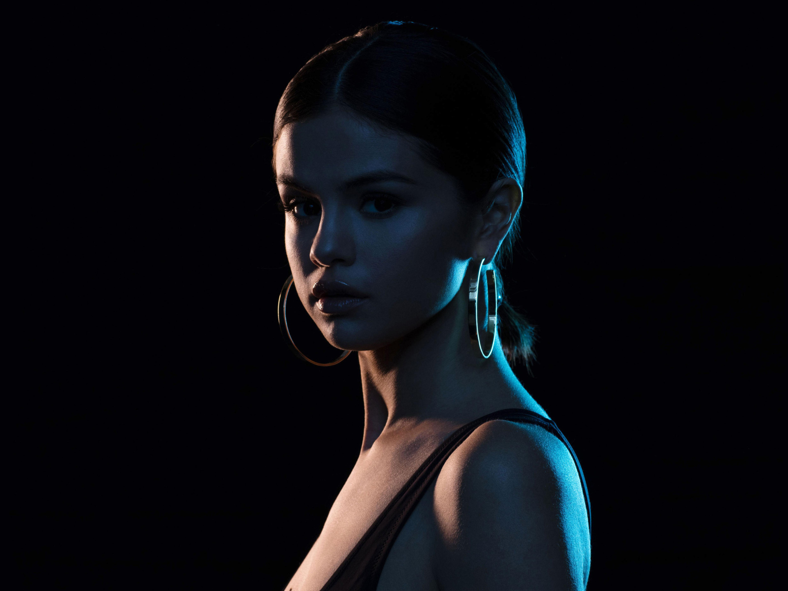 Молодая певица Селена Гомес фото на черном фоне