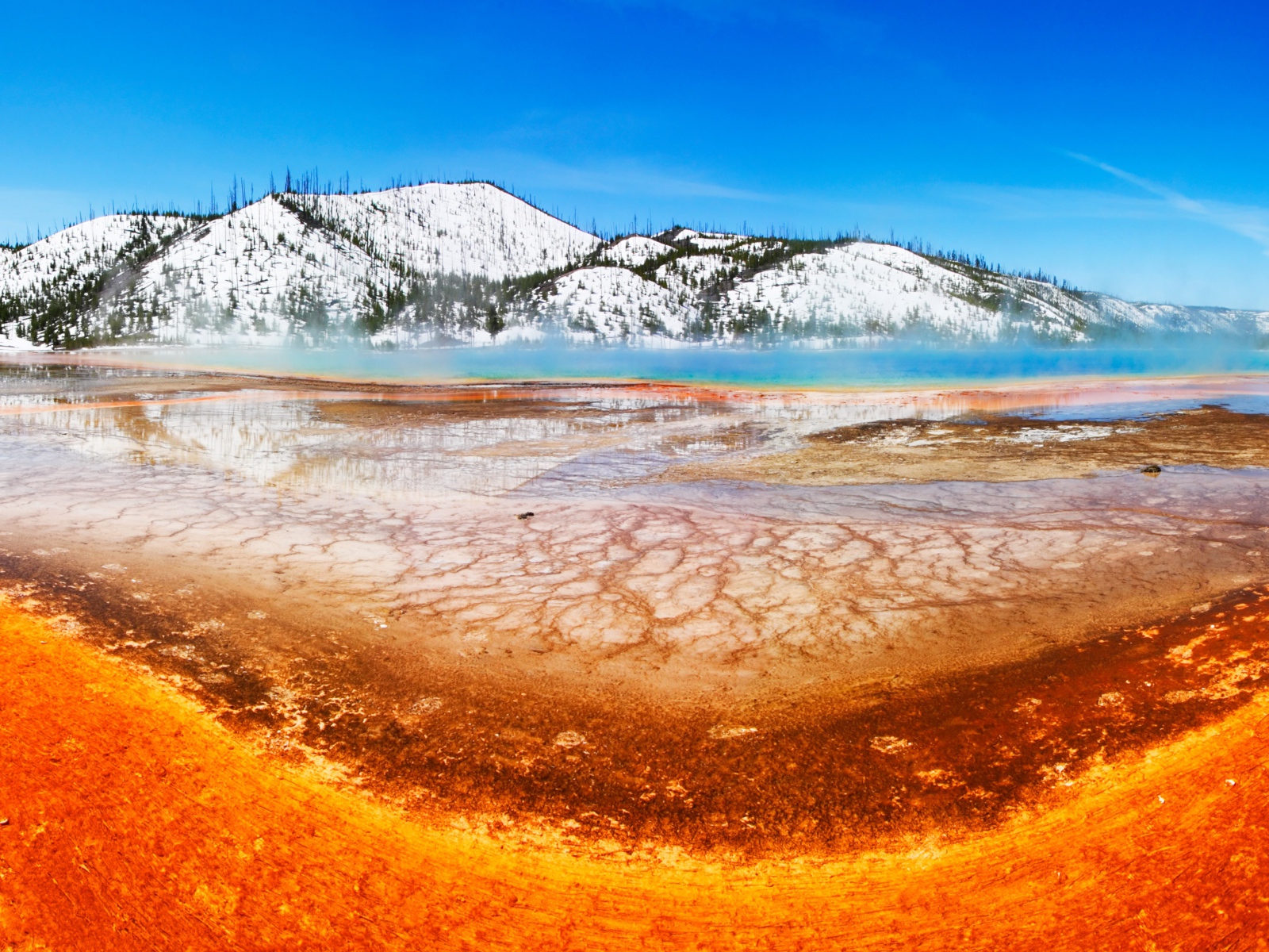 Большой призматический источник на фоне гор, Йеллоустонский национальный парк