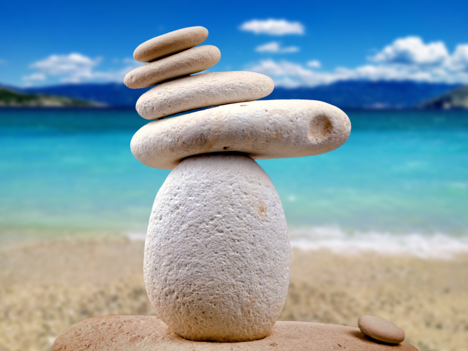 Балансирующие камни дзен на фоне океана