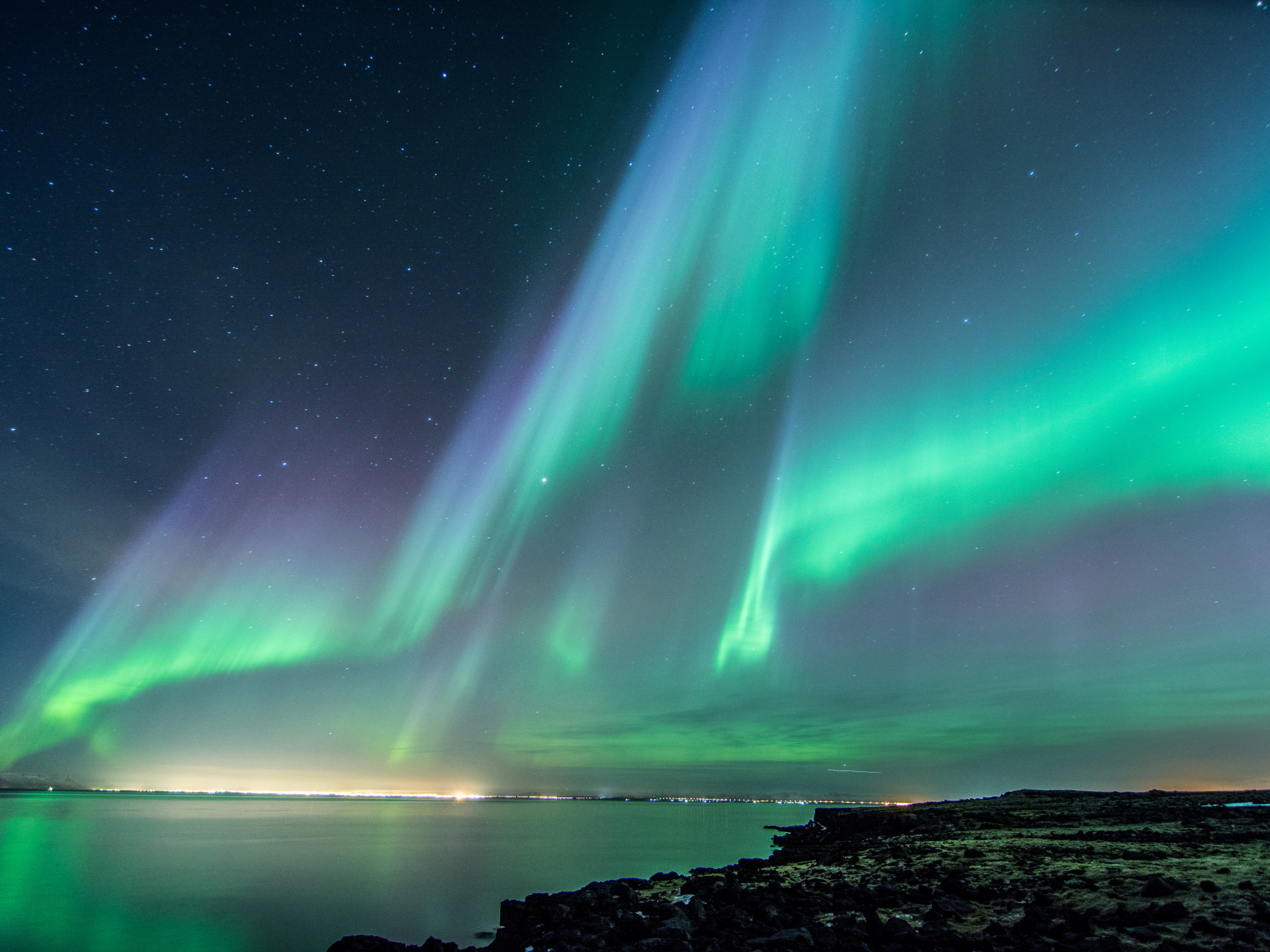 Красивое полярное сияние в ночном небе, Исландия