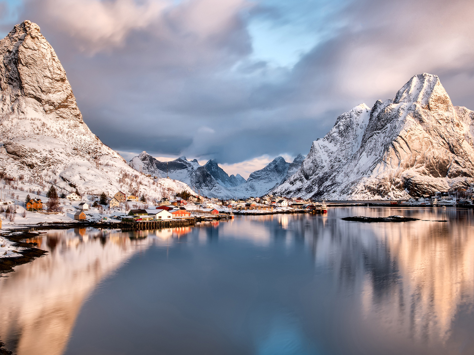 Озеро у заснеженных гор, Лофотенские острова. Норвегия 
