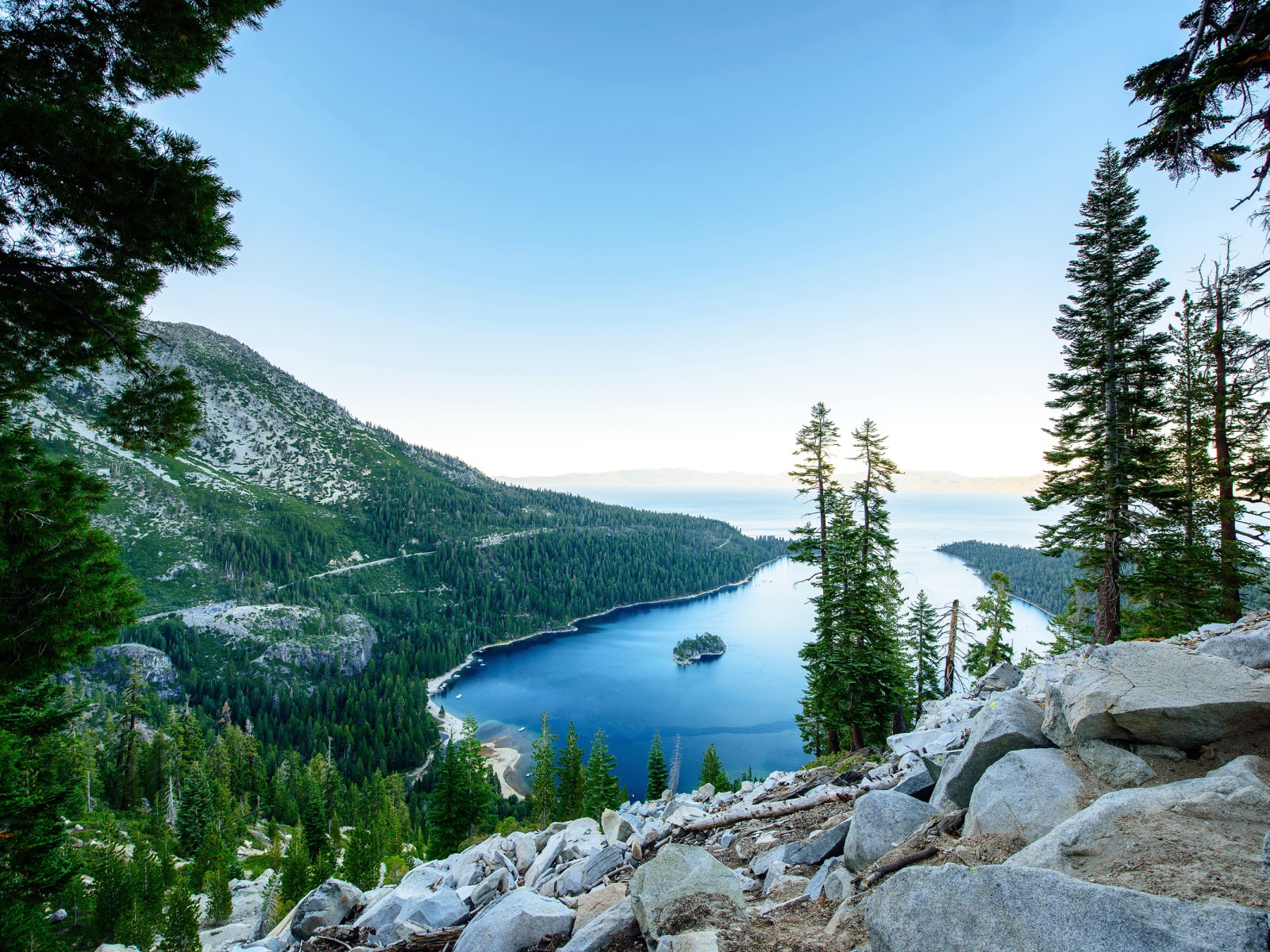 Живописная горная природа у голубого озера 