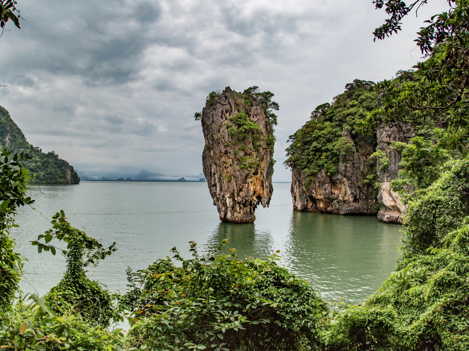 Скала в заливе в тропиках Таиланд