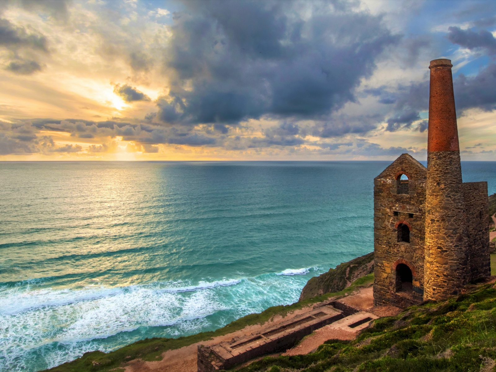 Руины здания на берегу океана под красивым  небом