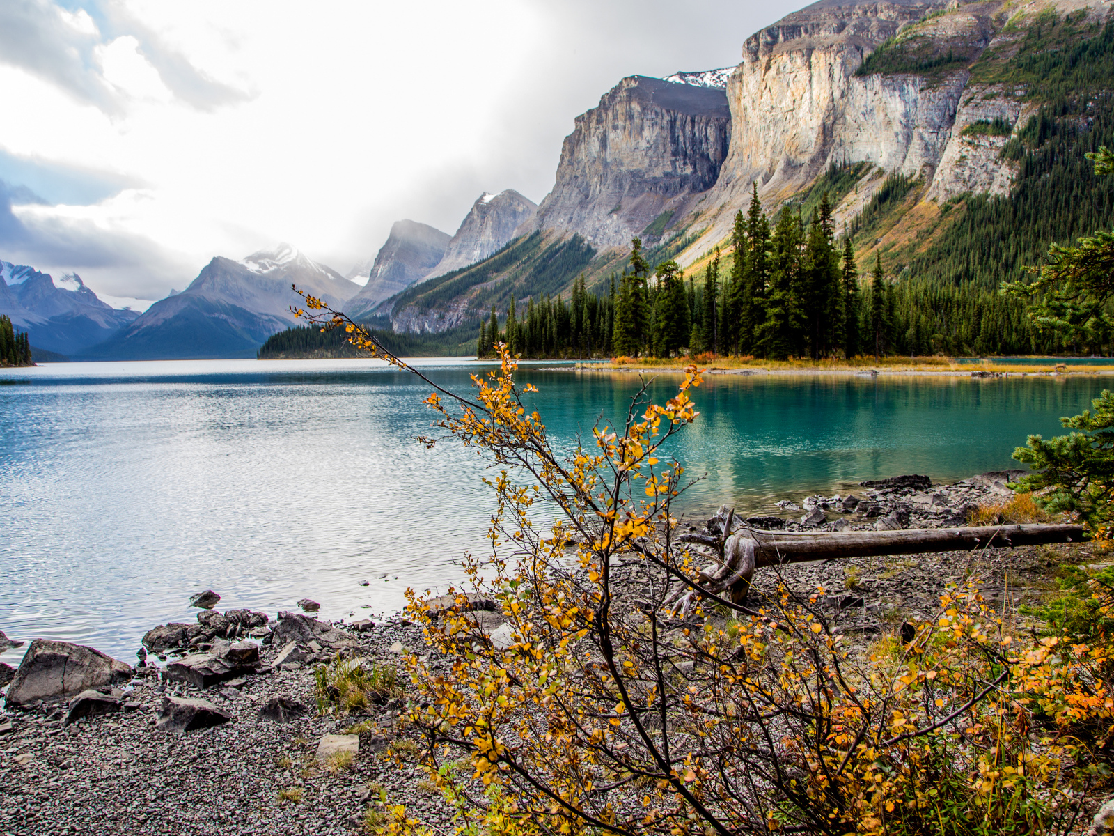 Остров Спирит на озере Малайн, Национальный парк Джаспер, Канада 