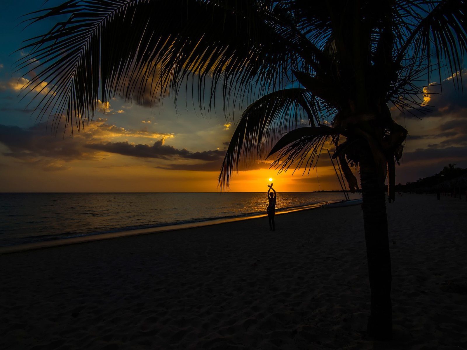 Закат солнца на тропическом пляже 