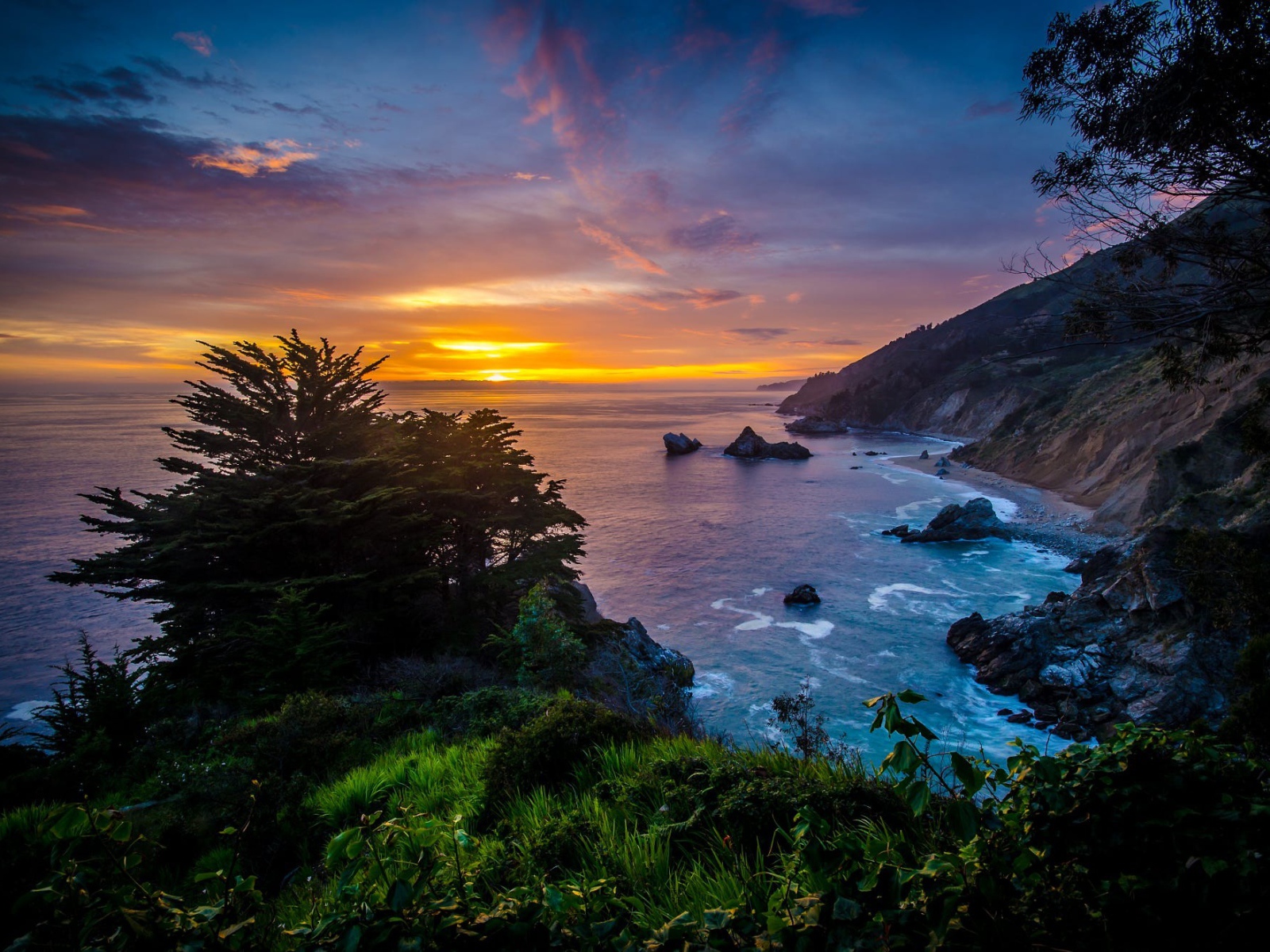 Закат солнца на горизонте над океаном 