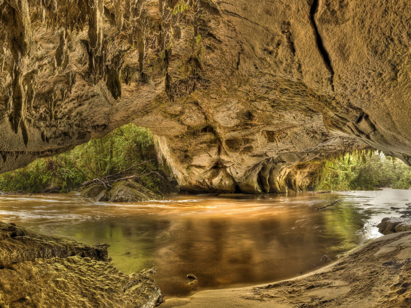 Река в каменном гроте,  Национальный парк Кахерейнджи. Новая Зеландия