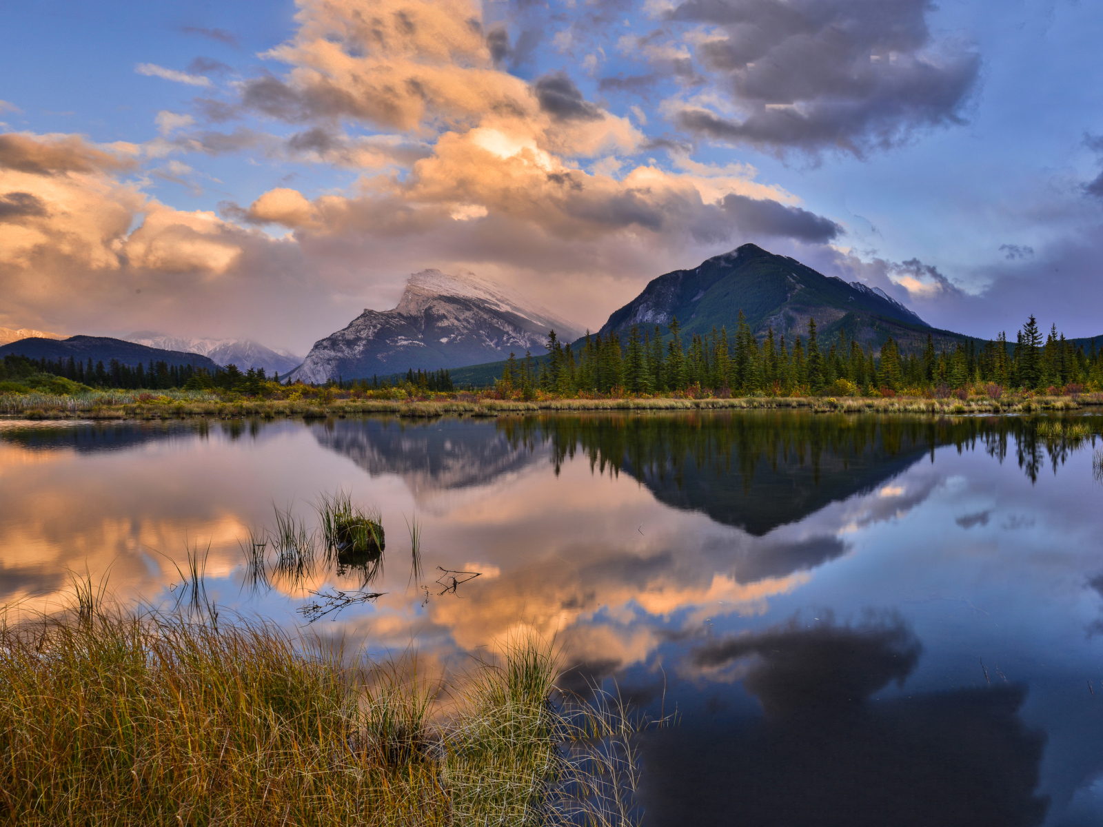 Небо и горы отражаются в чистой воде озера 