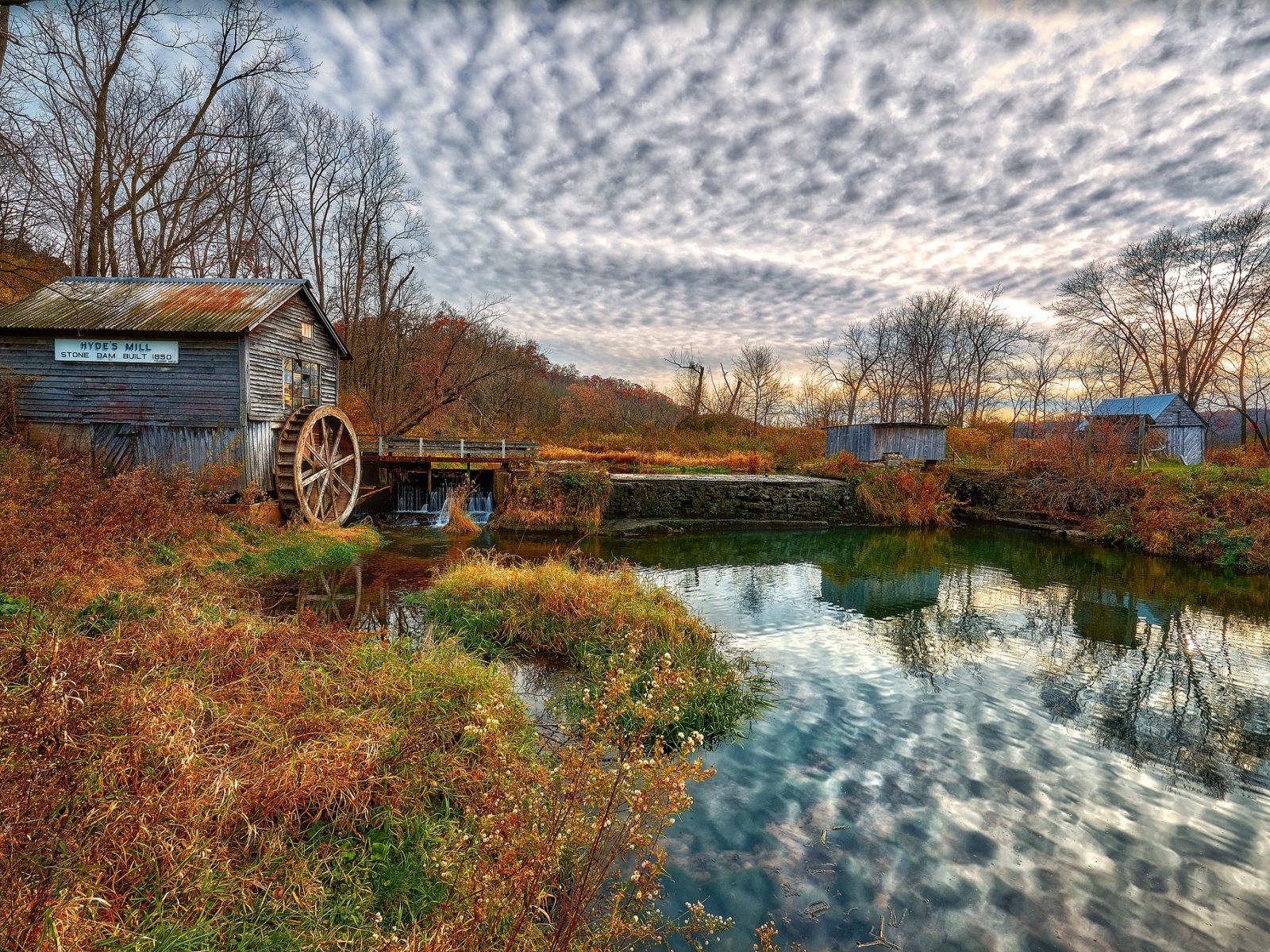 Небо отражается в пруду у водокачки 