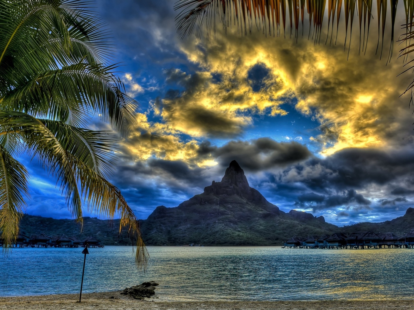 Вид на вершину горы под красивым небом на тропическом пляже